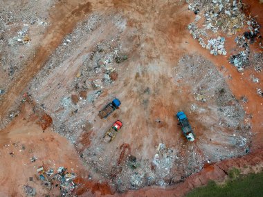 Brezilya 'daki Fıçı' da döküntüleri boşaltan kamyonların insansız hava görüntüsü