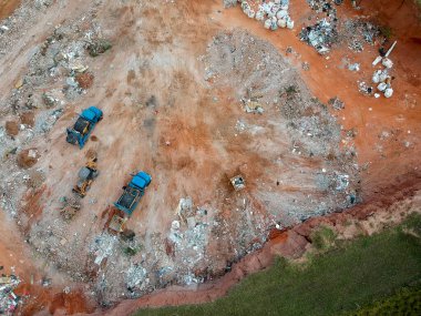 Brezilya 'daki Fıçı' da döküntüleri boşaltan kamyonların insansız hava görüntüsü