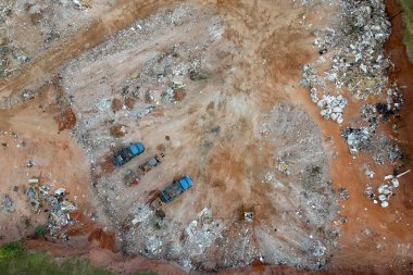 Brezilya 'daki Fıçı' da döküntüleri boşaltan kamyonların insansız hava görüntüsü