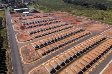 Sao Paulo Eyaleti 'nin kahve tarlasıyla çevrili Evim Hayat Programı' nın standart evlerinin hava manzarası.