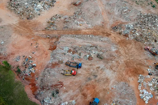 Flygfoto Drönare Lastbilar Som Lossar Skräp Vid Deponin Brasilien — Stockfoto