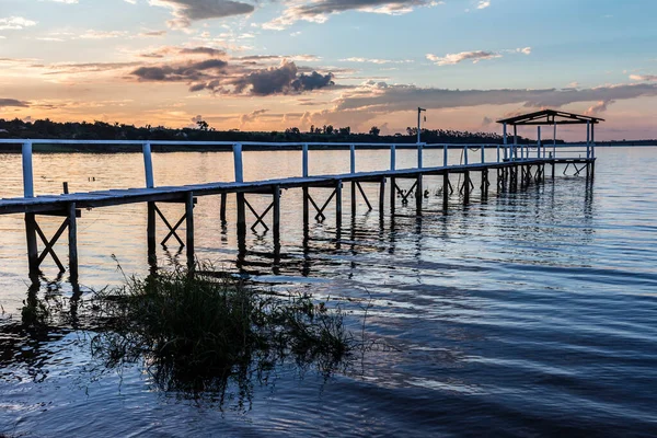 Muelle Borde Lago Con Fondo Atardecer Brasil — Foto de Stock