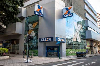 Curitiba, Parana, 3 Ocak 2018. Caixa Economica Federal Hükümet Bankası Logosu Flores Caddesi 'nde, şehir merkezinde Curitiba, Parana Eyaleti' nde.