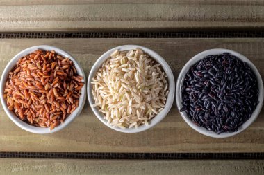 Siyah Venüs, Brezilya 'da ahşap masa arkasında izole edilmiş kırmızı ve integral pirinç yığını.