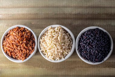 Siyah Venüs, Brezilya 'da ahşap masa arkasında izole edilmiş kırmızı ve integral pirinç yığını.