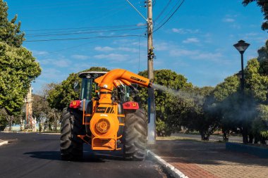 Oriente, Sao Paulo, Brezilya, 30 Temmuz 2020, belediye binası makineleri Sao Paulo 'nun orta bölgesindeki Oriente' de yeni koronavirüsü (Covid-19) önlemek için sokaklara klor püskürtüyor.