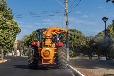 Oriente, Sao Paulo, Brezilya, 30 Temmuz 2020, belediye binası makineleri Sao Paulo 'nun orta bölgesindeki Oriente' de yeni koronavirüsü (Covid-19) önlemek için sokaklara klor püskürtüyor.