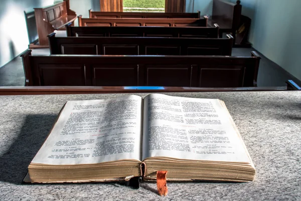 Heilige Bibel Auf Dem Altar Einer Kapelle Brasilien — Stockfoto