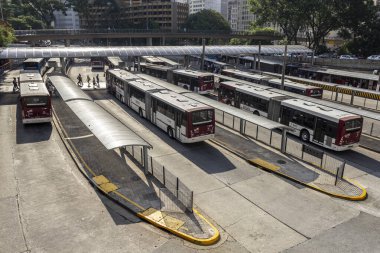 Sao Paulo, Brezilya, 15 Ocak 2019. Bandeira Otobüs Terminali 'nin otobüs ve yolcu hareketi, Bandeira Meydanı, Sao Paulo.Sao Paulo, Brezilya, 15 Ocak 2019. Bandeira Otobüs Terminali 'nin otobüs ve yolcu hareketi, Bandeira Meydanı, dow