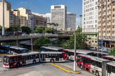 Sao Paulo, Brezilya, 15 Ocak 2019. Bandeira Otobüs Terminali 'nin otobüs ve yolcu hareketi, Bandeira Meydanı, Sao Paulo.Sao Paulo, Brezilya, 15 Ocak 2019. Bandeira Otobüs Terminali 'nin otobüs ve yolcu hareketi, Bandeira Meydanı, dow