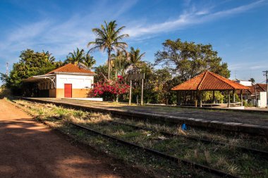 Eski Cia Paulista de Estradas de Ferro 'nun terk edilmiş küçük tren istasyonu, 1935 yılında Sao Paulo eyaletinin orta batı bölgesinde Oriente belediyesinde açıldı..