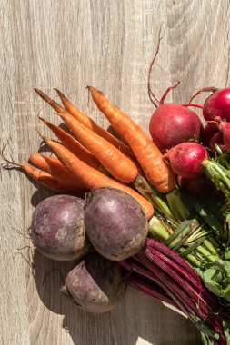 Brezilya 'daki ahşap masada taze organik havuç, pancar ve turplar.