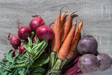 Brezilya 'daki ahşap masada taze organik havuç, pancar ve turplar.