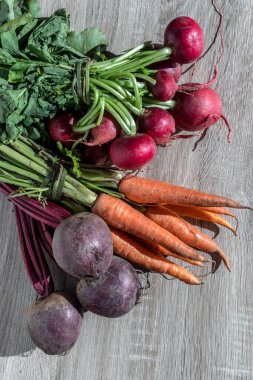 Brezilya 'daki ahşap masada taze organik havuç, pancar ve turplar.