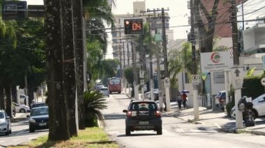 Marilia, Sao Paulo, Brezilya, 24 Ekim 2019. Rio Branco Bulvarı kaldırımında araçlar ve yayalar var. Şehrin ana ticari caddesi, Marilia şehir merkezi., 