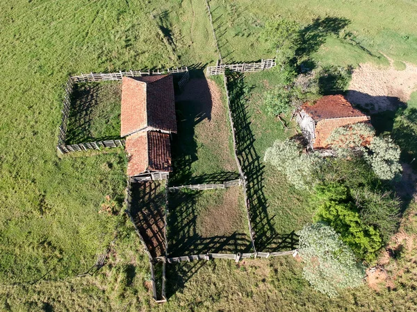 Brezilya Terk Edilmiş Eski Bir Sığır Ahırı Havadan Görünüyor — Stok fotoğraf