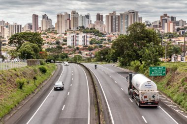 Marilia, Sao Paulo, Brezilya, 31 Ekim 2020. SP-294 otoyol komutanı Joao Ribeiro Barros 'ta araç trafiği..