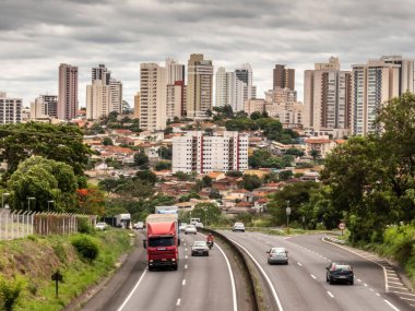 Marilia, Sao Paulo, Brezilya, 31 Ekim 2020. SP-294 otoyol komutanı Joao Ribeiro Barros 'ta araç trafiği..