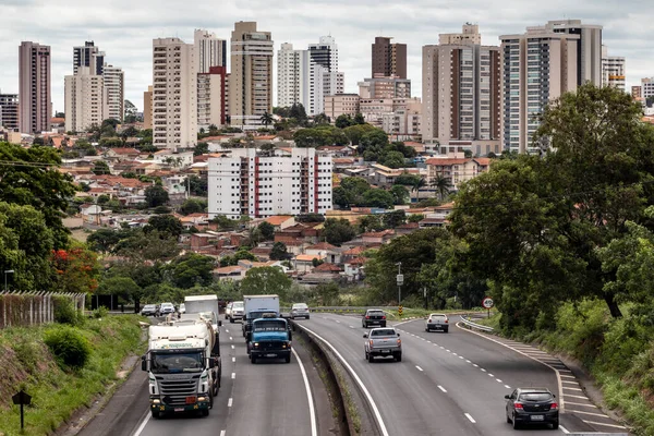 マリア サンパウロ ブラジル 2020年10月31日 294の車両交通 高速道路司令官Joao Ribeiro Barros背景にダウンタウンの建物と — ストック写真