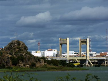 Petrolina, Pernambuco, Brezilya, 14 Temmuz 2006. Bahia 'daki Juazeiro' yu ve Brezilya 'nın kuzeydoğusundaki Pernambuco' daki Petrolina 'yı birbirine bağlayan Başkan Dutra Köprüsü