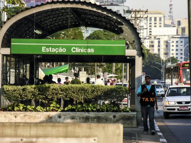 Sao Paulo, Brezilya, 24 Kasım 2006. Sao Paulo şehrinin batı bölgesindeki Doktor Arnaldo Bulvarı, 2 numaralı hatta bulunan Clinicas metro istasyonunun cephesi.