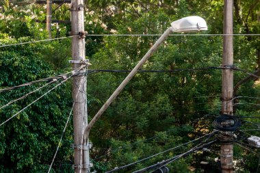 Sao Paulo şehrinde sokak lambası ve sokak lambası.
