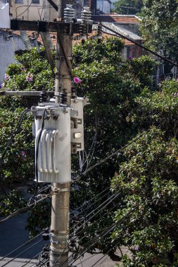 Brezilya 'da sokak ortasında elektrik transformatörü.