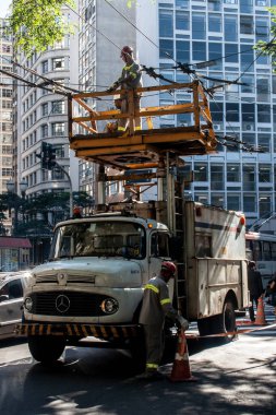 Sao Paulo, Brezilya, 29 Mayıs 2012. Sao Paulo şehir merkezindeki Se Meydanı 'ndaki tramvay şebekesinden elektrik kabloları işçisi.