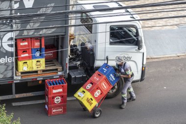 Marilia, Sao Paulo, Brezilya, 20 Ekim 2020. Marilia şehir merkezindeki bir caddede Ambev içecek şirketinin kamyonundan içki indiriyorum.