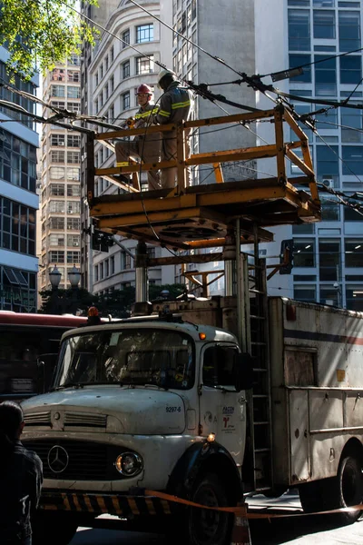 브라질 상파울루 2013 근로자들은 파울로 시내에 Square 트롤리버스 네트워크에서 케이블을 — 스톡 사진