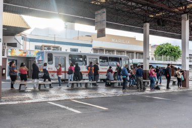 Marilia, Sao Paulo, Brezilya, 30 Ekim 2020. Marilia, Sao Paulo 'daki Merkez Otobüs Terminali' nde araç ve yolcular hareket halinde.