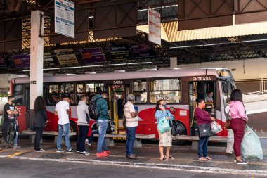 Marilia, Sao Paulo, Brezilya, 30 Ekim 2020. Marilia, Sao Paulo 'daki Merkez Otobüs Terminali' nde araç ve yolcular hareket halinde.