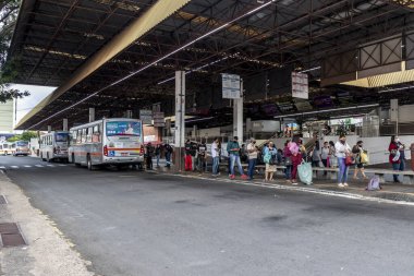 Marilia, Sao Paulo, Brezilya, 30 Ekim 2020. Marilia, Sao Paulo 'daki Merkez Otobüs Terminali' nde araç ve yolcular hareket halinde.