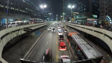 Sao Paulo, Brezilya, 13 Mart 2018 Paulista Bulvarı 'nda trafik sıkışıklığı ve yayalar gece yarısı Sao Paulo şehir merkezinde.