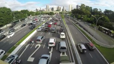 Brezilya 'nın Sao Paulo şehrindeki 23 de Maio Bulvarı' nda trafik sıkışıklığı. Bu cadde Ibirapuera Parkı 'ndan geçiyor..