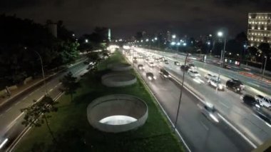 Brezilya 'nın Sao Paulo şehrindeki 23 de Maio Bulvarı' nda gece trafiği aksadı. Bu cadde Ibirapuera Parkı 'ndan geçiyor..