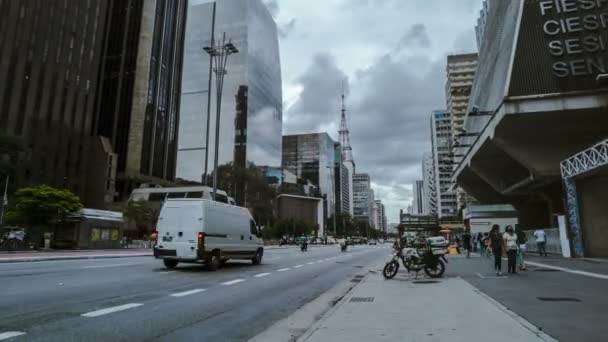 2021年1月6日 巴西圣保罗 圣保罗市中心保利斯塔大道上的全景运动 车辆和行人流动 — 图库视频影像