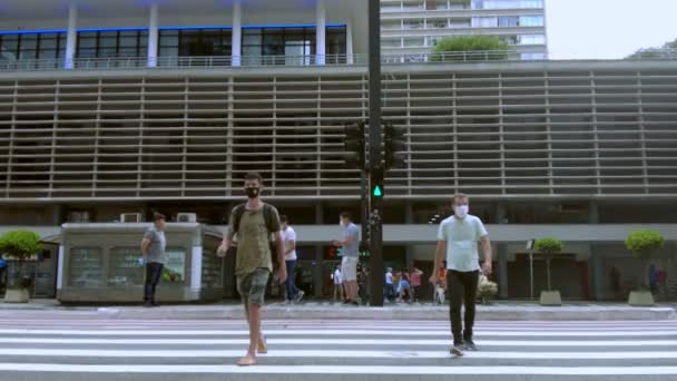 Sao Paulo Brazil January 2021 Pedestrians Cross Paulista Avenue Security — Stok video