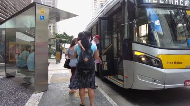 Sao Paulo Brazil January 2021 Passengers Board Bus Paulista Avenue — Vídeos de Stock