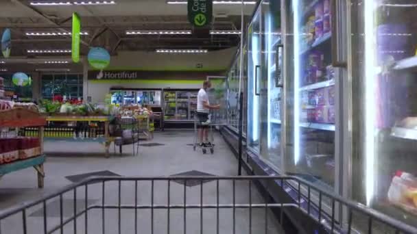 サンパウロ ブラジル 2021年1月11日スーパーマーケットで冷凍食品冷蔵庫の製品を選ぶ — ストック動画