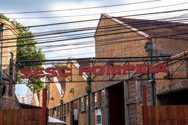 Sao Paulo, Brezilya, 25 Ocak 2016. Sesc Pompeia 'nın ön cephesi ve girişi, İtalyan-Brezilyalı mimar Lina Bo Bardiin tarafından tasarlanan modern beton yapı, Pompeia Mahallesi, Sao Paulo' nun batı bölgesi