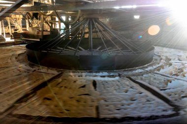 Brezilya 'daki küçük bir manioc un ve tapyoka fabrikasından dönüşümlü taşlarda pişirilmiş.