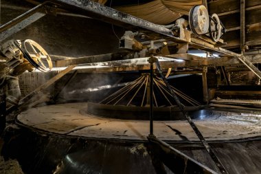 Brezilya 'daki küçük bir manioc un ve tapyoka fabrikasından dönüşümlü taşlarda pişirilmiş.