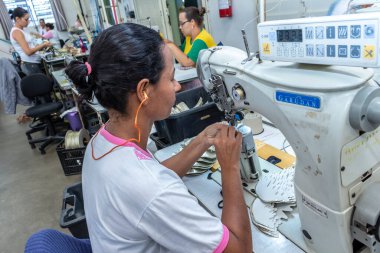 Birigui, Sao Paulo, Brezilya, 15 Nisan 2015. Birigui, Sao Paulo eyaletinde üretim hattı çocuk ayakkabıları endüstrisi