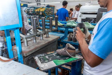 Birigui, Sao Paulo, Brezilya, 15 Nisan 2015. Birigui, Sao Paulo eyaletinde üretim hattı çocuk ayakkabıları endüstrisi