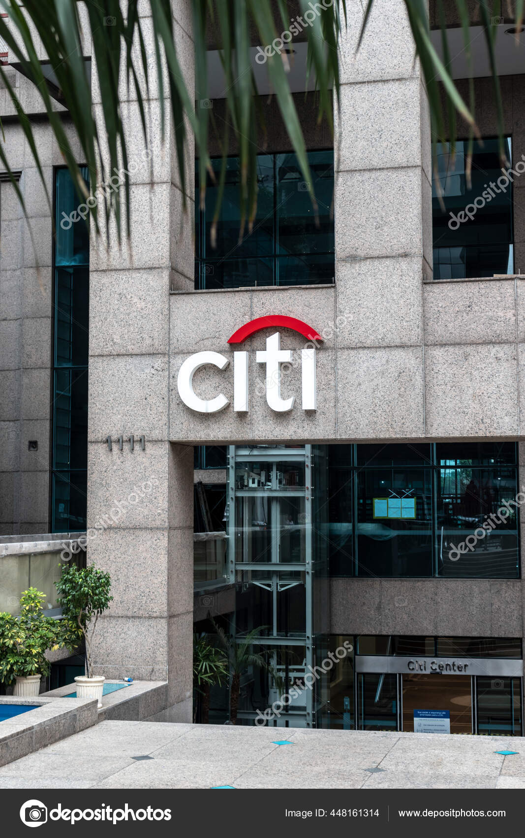 2021年1月20日巴西圣保罗圣保罗市保利斯塔大道花旗集团中心大楼前的花旗标志—— 库存社论照片© alfribeiro #448161314