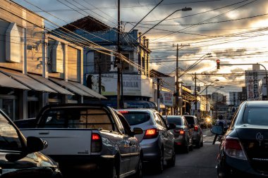 Marilia, Sao Paulo, Brezilya, 30 Ekim 2020: Marilia şehir merkezindeki ana ticari caddelerden birinde arabalar trafik ışıklarında durdu.
