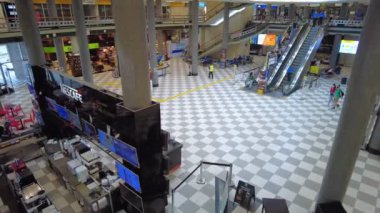 Sao Paulo, Brezilya, 25 Ocak 2021. Sao Paulo 'daki Congonhas Havaalanı' nın ana girişindeki yolcu hareketinin zaman aşımı.