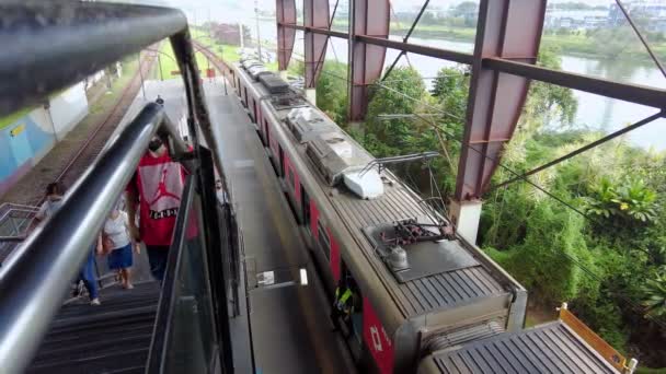 2021年1月25日 巴西圣保罗 位于圣保罗以南的圣Amaro车站月台上的列车和乘客流动情况 该月台是圣保罗地铁公司Cptm 9号线的翡翠线 — 图库视频影像