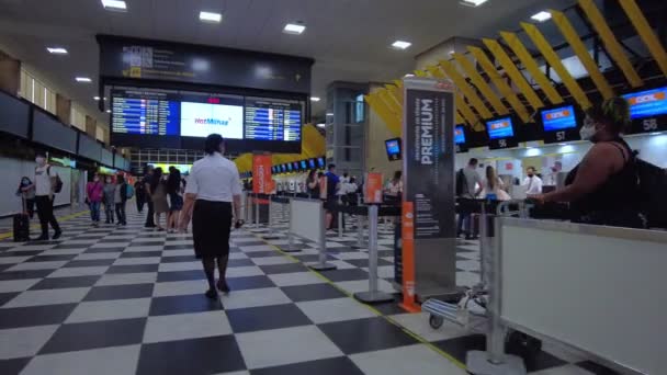 ブラジルのサンパウロ 2021年1月21日 Congonhas空港の航空会社のチェックインエリアでの旅客輸送 — ストック動画
